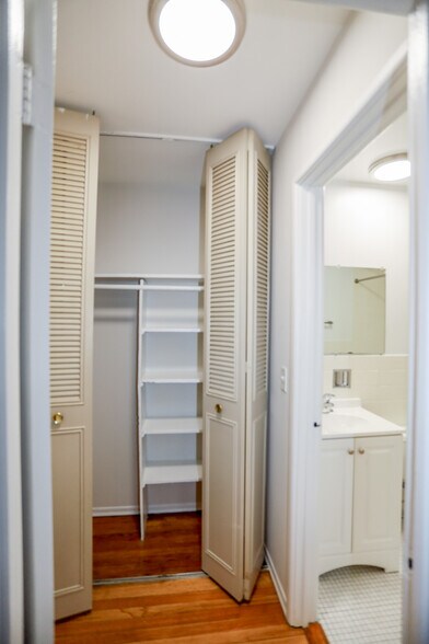 Building Photo - 6161 N Winthrop Ave