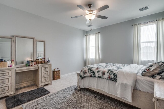 Building Photo - Beautiful 4BR/2BA Home with Open Floor Plan