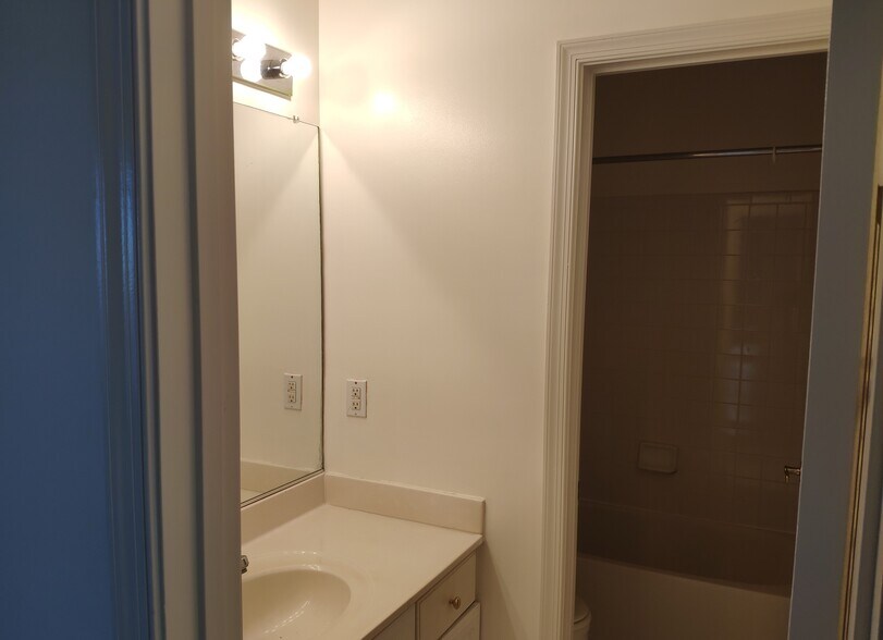 Upstairs - Full Bath - 3950 Royal Lytham Dr