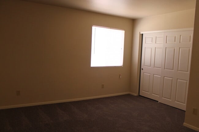 Building Photo - GUARD GATE COMMUNITY, 3 BEDROOM, 1.75 BATH...