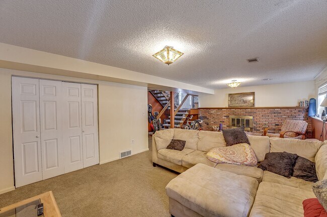 Building Photo - 4 bed, 2 bath Home in Central Fort Collins