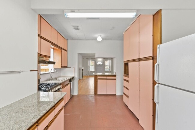 Building Photo - Adorable Montrose Bungaloq