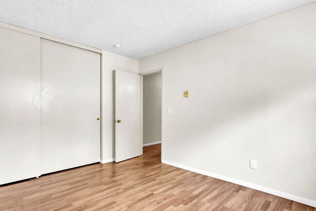 Building Photo - Spacious three bedroom with office in Prim...