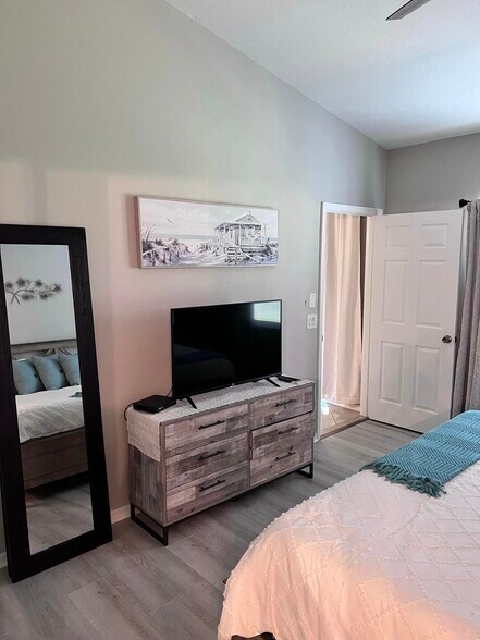 Master Bedroom - 6655 Huntington Lakes Cir