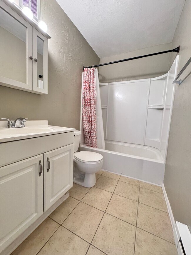 Building Photo - Cute 1 Bedroom-2nd floor Condo in Windsor