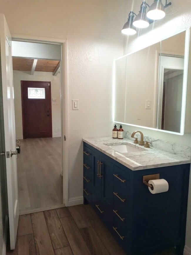 Building Photo - Beautifully Remodeled 2bd Single Story Hou...