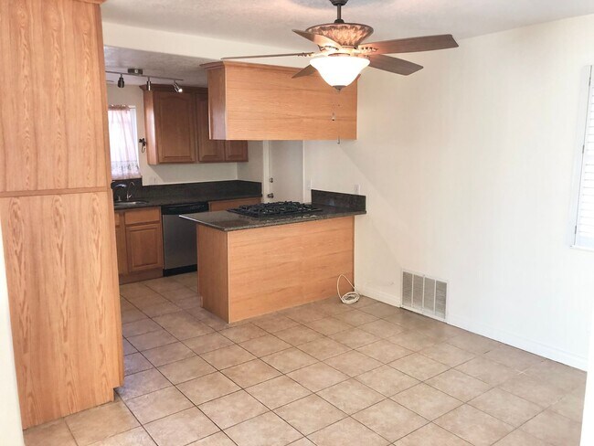 Building Photo - Amazing Single Family Home Located in desirable Huntington Beach!