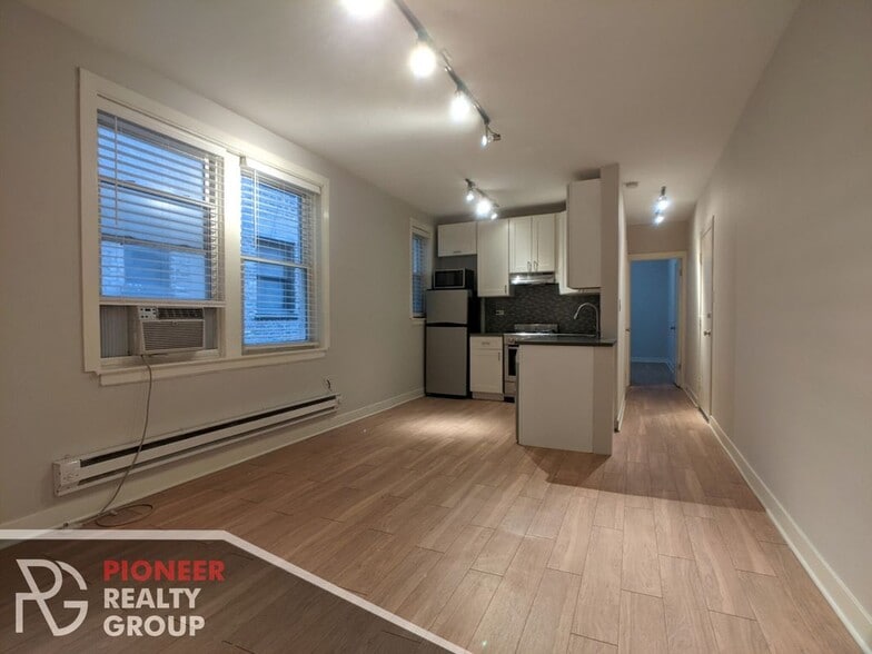 Building Photo - 511 W Belmont Ave