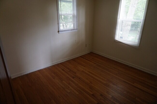 Building Photo - 4 bedroom 1 1/2 bath single family house with yard.