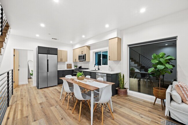 Building Photo - 3 BED 3 BATH | PRIVATE FRONT YARD | PRIVATE 2 CAR ATTACHED GARAGE | WASHER | DRYER | CENTRAL A/C