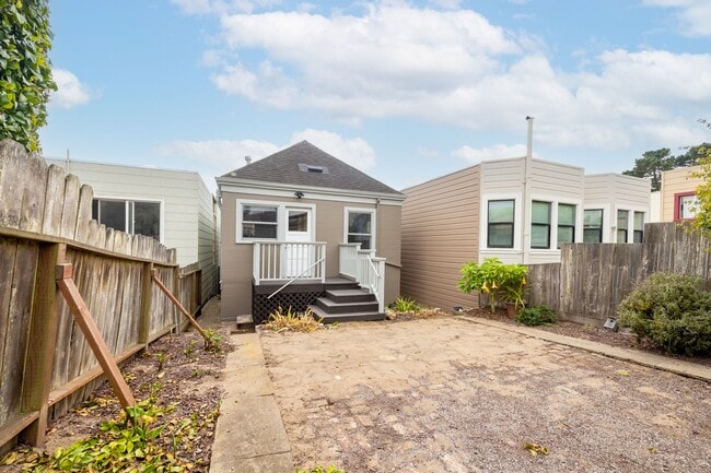 Building Photo - Charming Sunset Home with Hardwood Floors ...