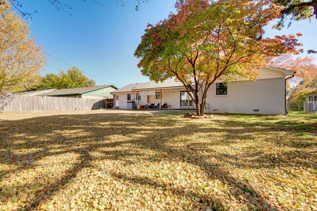 Building Photo - Gorgeous, updated home, turn-key and ready...