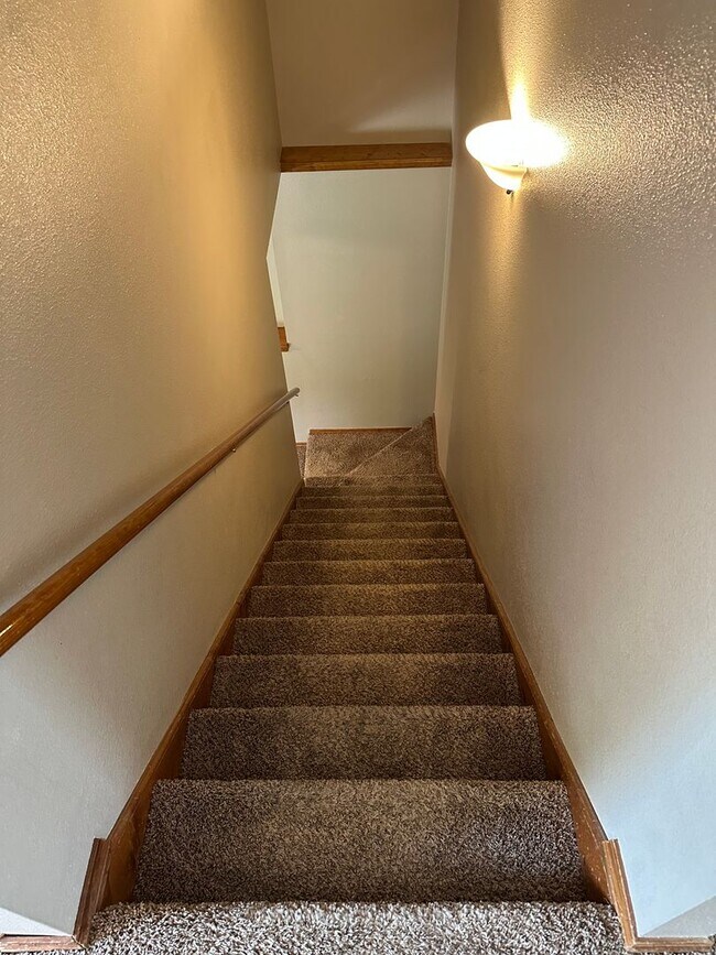 Building Photo - 4 Bed 2.5 Bath w/ Fenced Yard