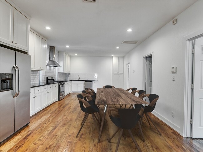 Building Photo - 4730 Bell St