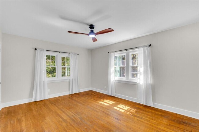 Building Photo - 2 bedroom off of Historic Victory Drive and minutes from Daffin Park