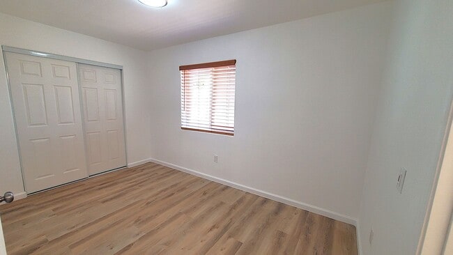 Building Photo - Just remodeled 2 bedrooms and 2 full bathrooms apartment.