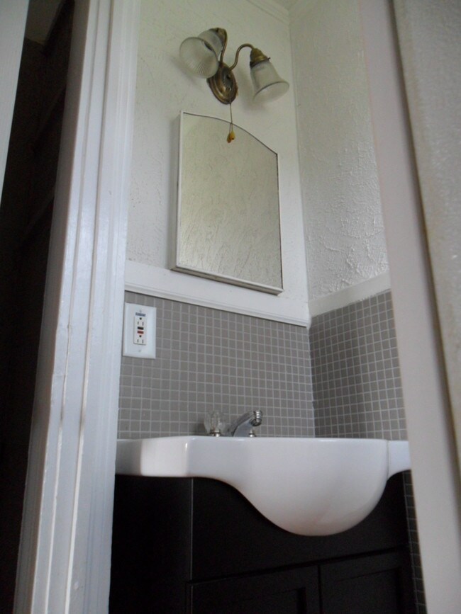 bathroom - 807 S 17th St