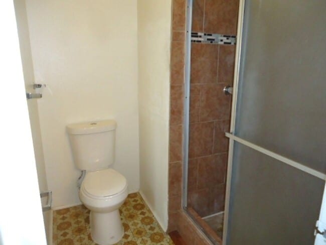 Building Photo - 1917-1919 W Whitendale Ave