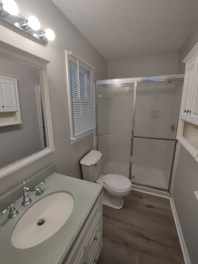Building Photo - Pristine Duplex Home Located in the Lincol...