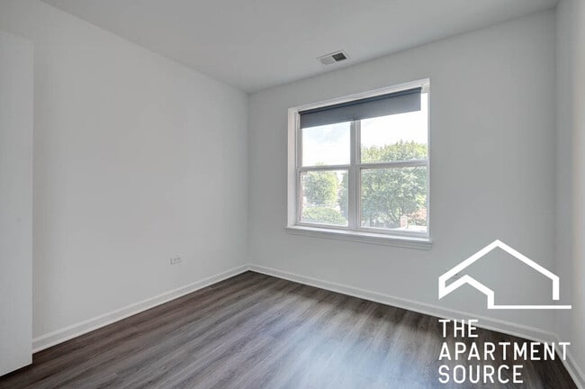 Building Photo - 1544 W Glenlake Ave