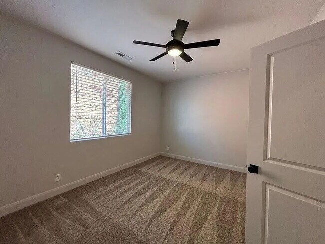 Building Photo - "Spacious 4-Bed, 3.5-Bath Gem with 2,359 Sq Ft of Comfort in Scenic St. George!"