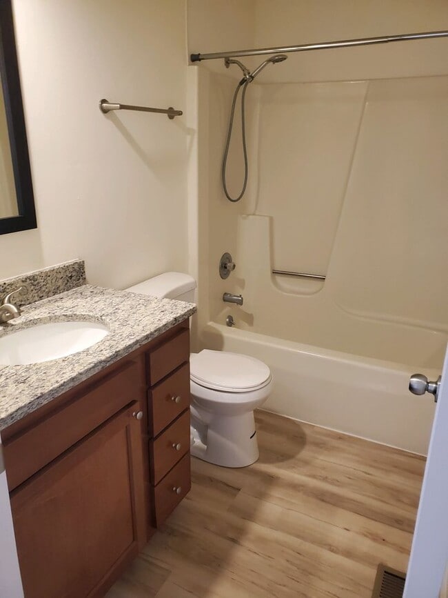 Building Photo - 2bd -1 ba Newly Remodeled