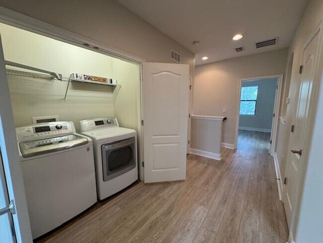 Building Photo - Newly renovated 4 Bedroom 3 1/2 Bathroom Town Home in Windermere