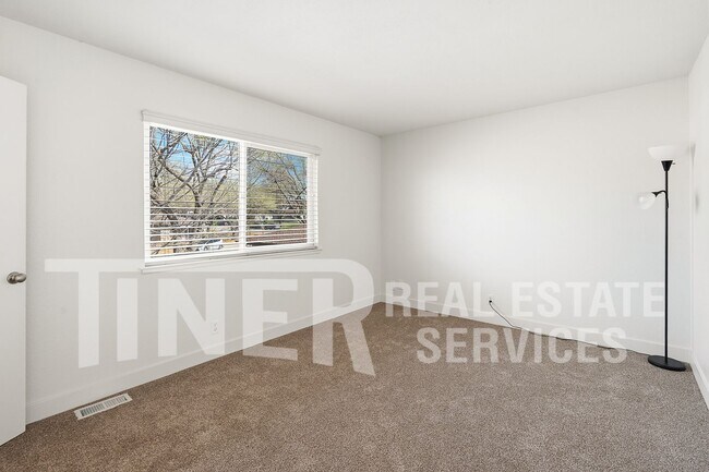 Building Photo - 243 Breuner Dr