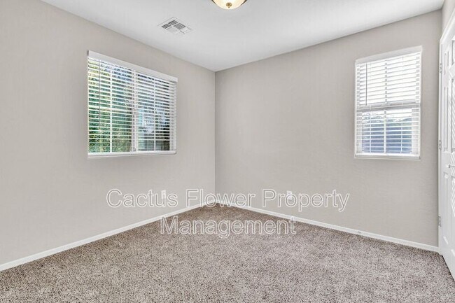 Building Photo - 2544 E Vermont Dr