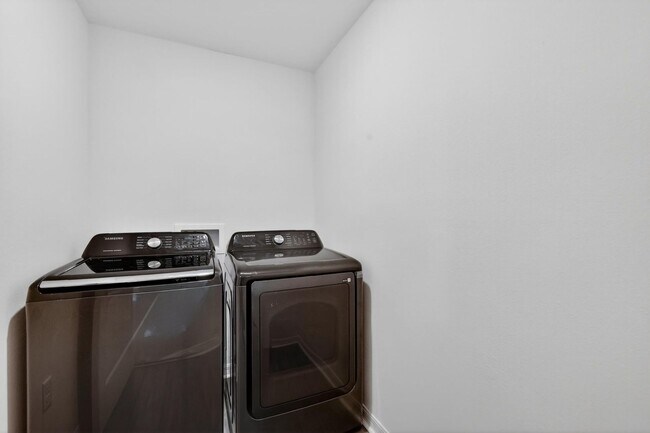 Building Photo - 3BR Townhome in Tavares with Open Floor Plan & Community Playground