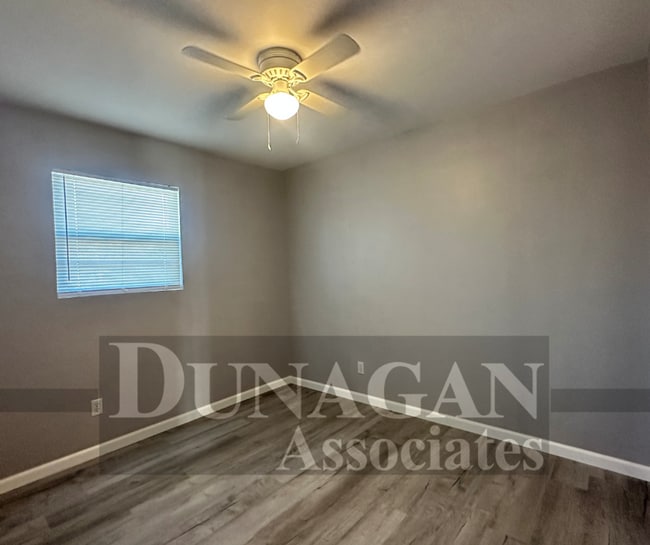 Building Photo - 4 Bedroom - 2 Bath Home Pet Friendly