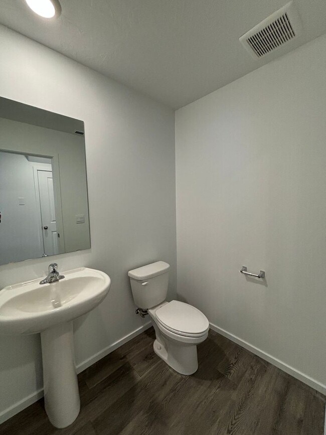 Building Photo - DR. HORTON Townhome in Long Valley!!