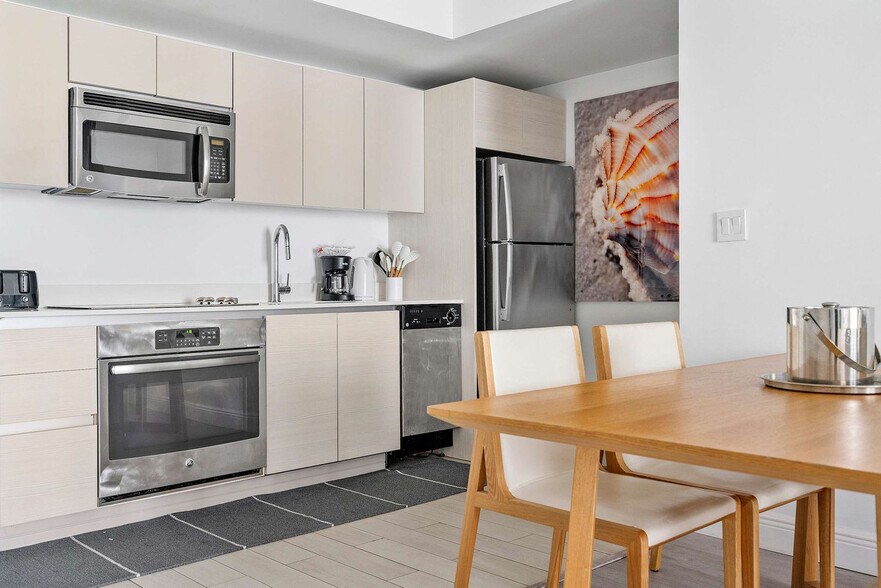 Building Photo - 2602 E Hallandale Beach Blvd