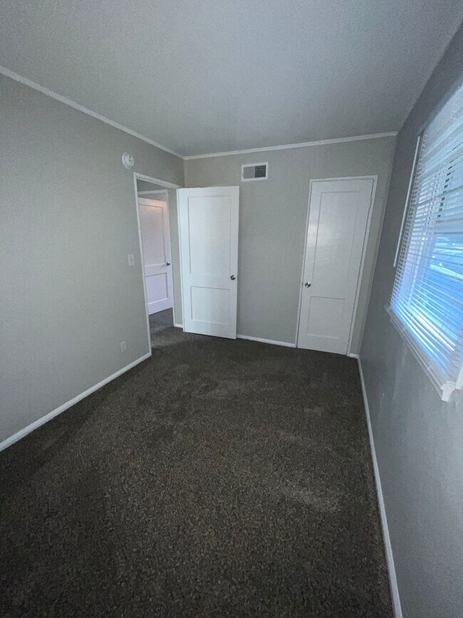 Building Photo - 2142 Ulen Ln