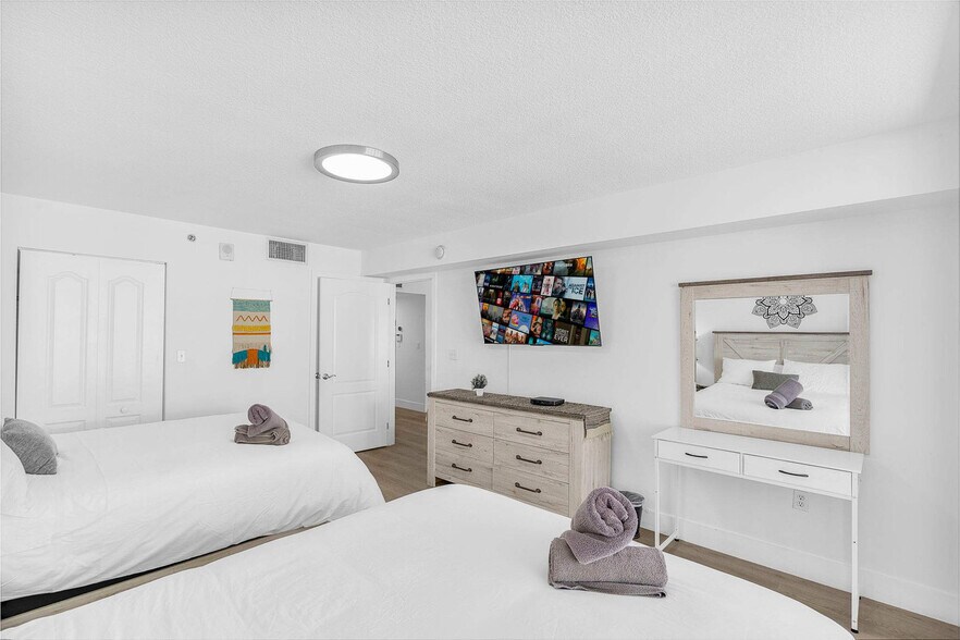 Building Photo - 1 SE 12th St