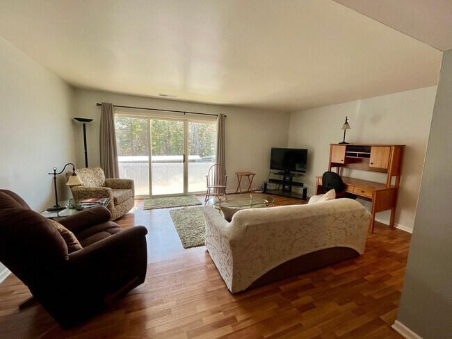 Building Photo - 3622 Lakeshore Dr