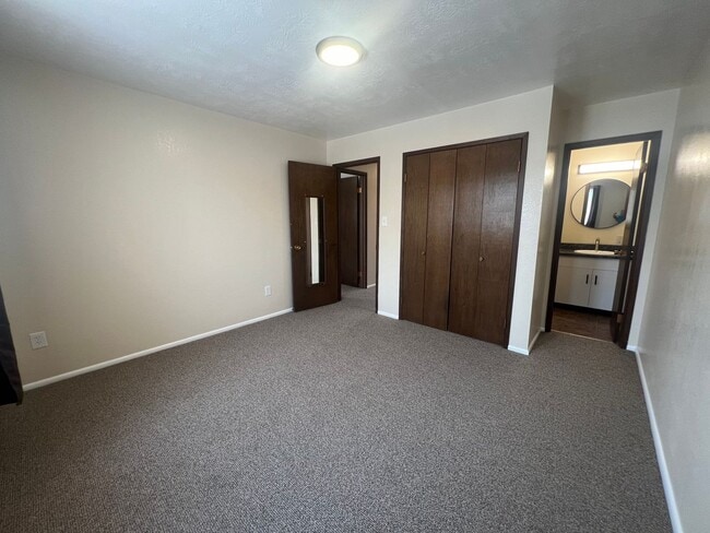 Building Photo - Extra Large 2 bedroom 1.5 Bath Centrally L...