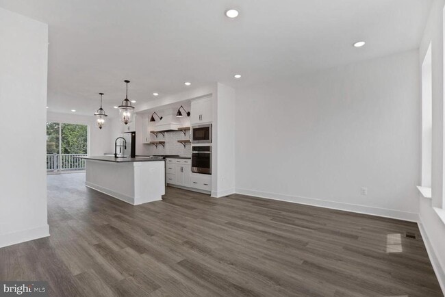 Building Photo - 5041 Bigleaf Rd