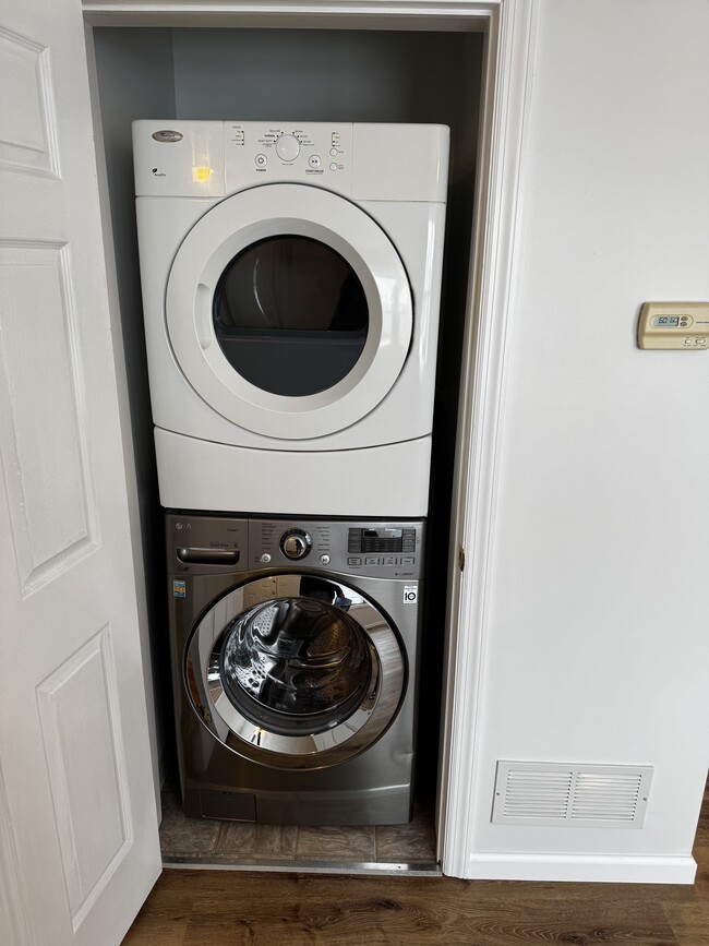 Washer and dryer - 859 E Saint Johns St