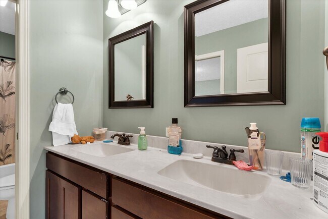 Building Photo - 2 story 4 bedroom 3.5 bath