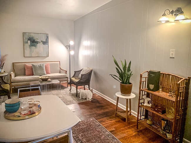 Building Photo - 904 Chevy Chase Dr