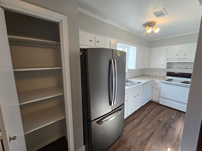 Building Photo - 1309 Airline Dr