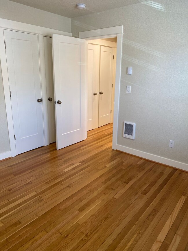 Building Photo - Modern Vintage Alberta Arts  1250sqft 1BR-...
