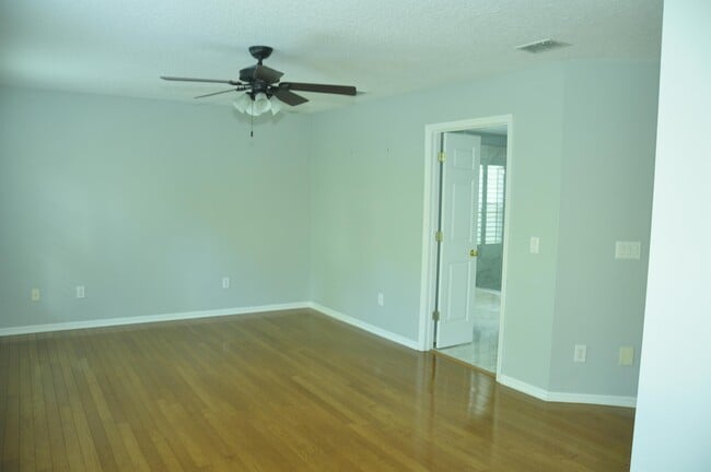 Building Photo - 607 Nadina Pl