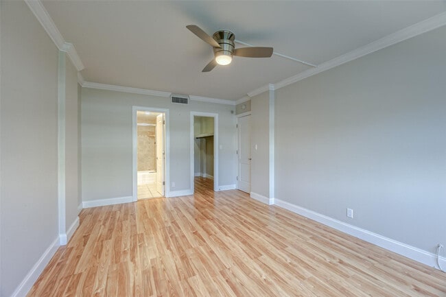 Building Photo - 2900 NE 30th St