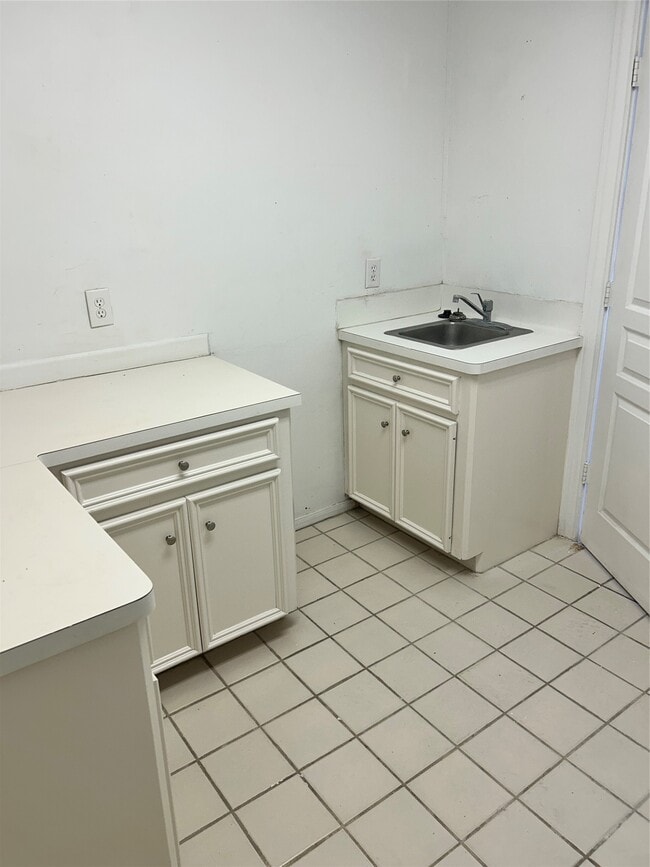 Building Photo - 807 Kipp Ave