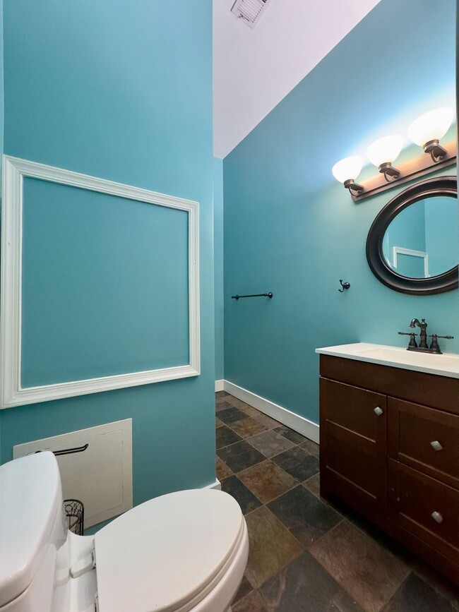 Building Photo - Charming 2 Bedroom/2 Bathroom Apartment in Bolton Hill, MD!