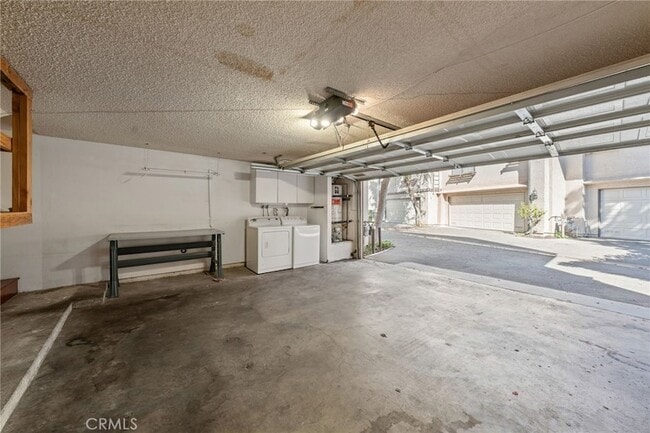 Building Photo - 9000 Vanalden Ave