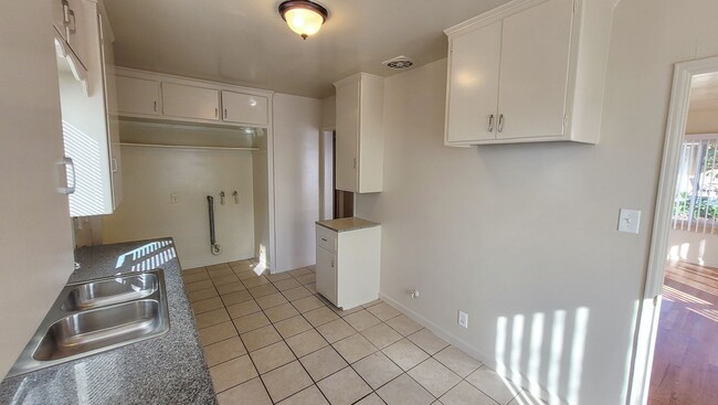 Building Photo - m12307