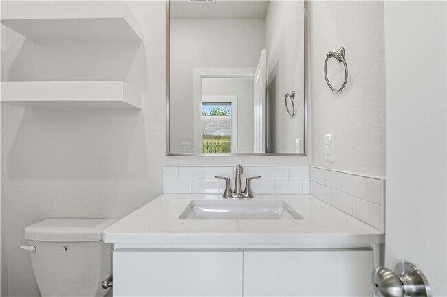 Building Photo - 3406 SE K St